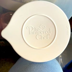 The. Pampered. Chef lid for medium measuring cup